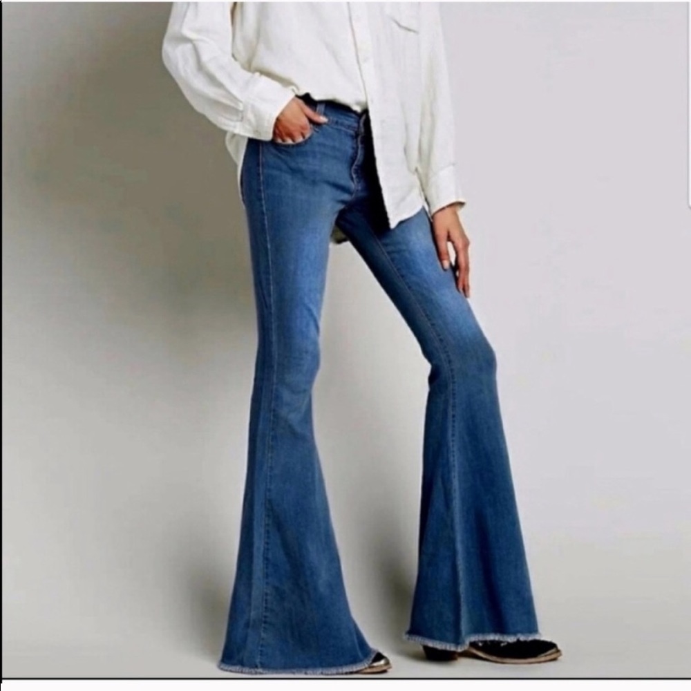 NWT flare jeans. Light wash frayed denim 70s